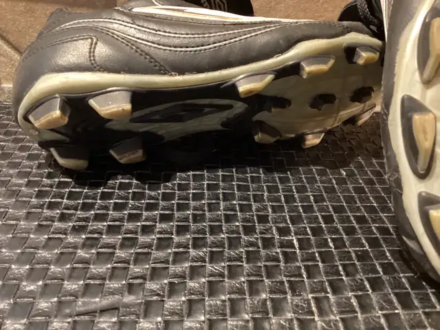 Umbro soccer cleats size 7 - Photo 3