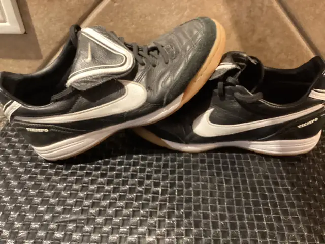 Nike Soccer Indoor Soccer Shoes Size 7 - Photo 2