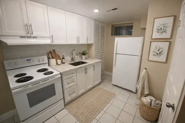 $1,599 2 Bed 1 Bath HUGE Basement Apartment (Big Living Room) - Photo 2