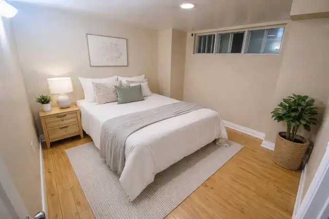 $1,599 2 Bed 1 Bath HUGE Basement Apartment (Big Living Room) - Photo 4