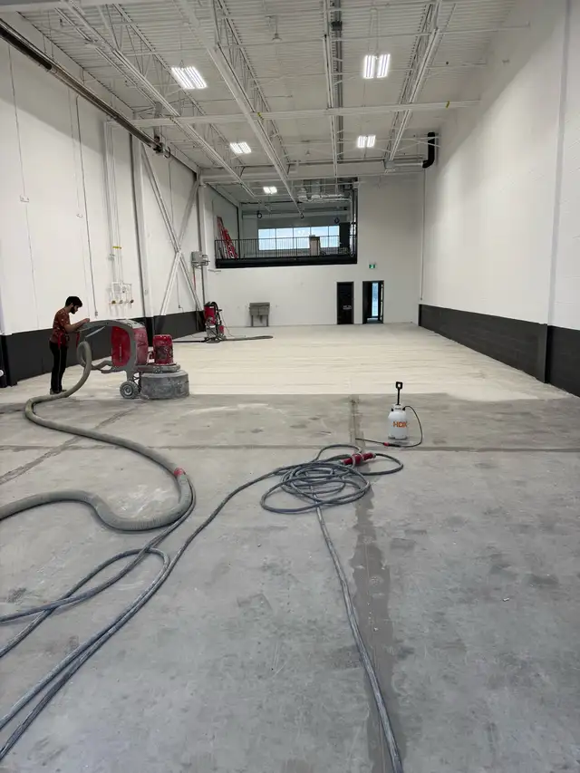 warehouse floor grinding / coating / sealing - Photo 9