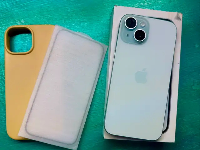 iPhone 15 128GB / with accessories - Photo 2