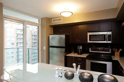 EXECUTIVE CORNER SUITE |~1000 Sq Ft | 2 Bed   2 Bath | 15TH Flr - Photo 3