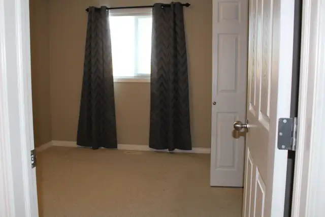 Spacious 3 Bed, 2.5 Bath Home in Terwillegar Towne - Photo 3