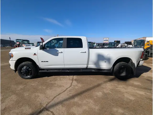2024 Ram 3500 Big Horn 6.7L Diesel/Dually/Nav/Cam/DELETED - Photo 2