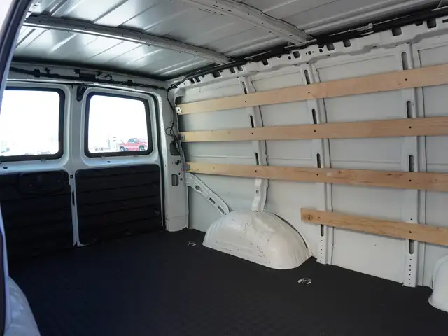 2023 GMC Savana Cargo Van 2500 RWD 135\' LOW KMS, CLEAN, READY F - Photo 29