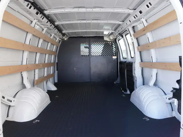 2023 GMC Savana Cargo Van 2500 RWD 135\' LOW KMS, CLEAN, READY F - Photo 31