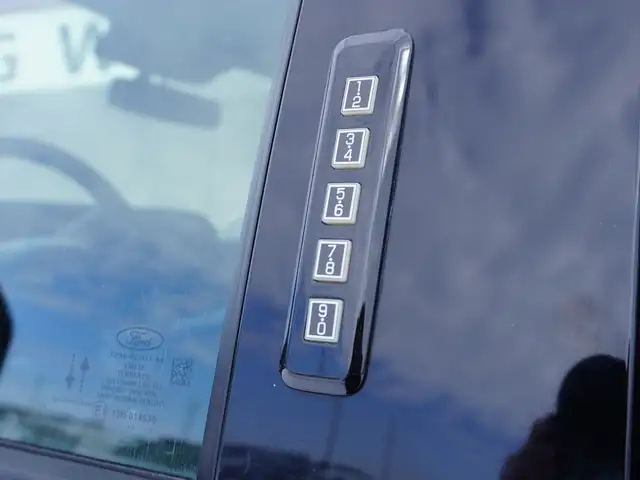 2023 Ford F-350 Godzilla 7.3 L | FLAT DECK | XLT Premium - Photo 15