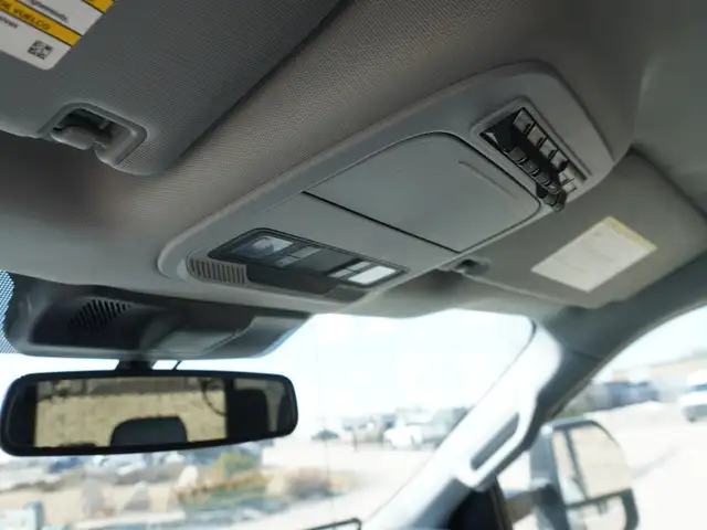 2023 Ford F-350 Godzilla 7.3 L | FLAT DECK | XLT Premium - Photo 17