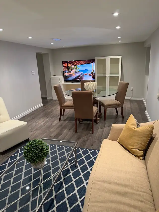 Lovely 2 Bedroom furnished walk out - Photo 2