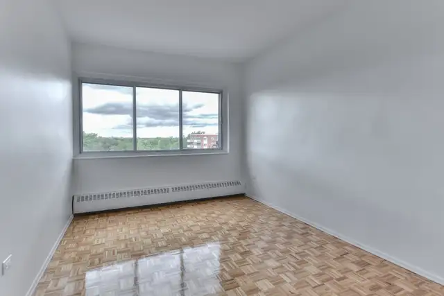 Beautiful  1-Bedroom - metro Cote-Vertu Apartment for Rent - 115 - Photo 3