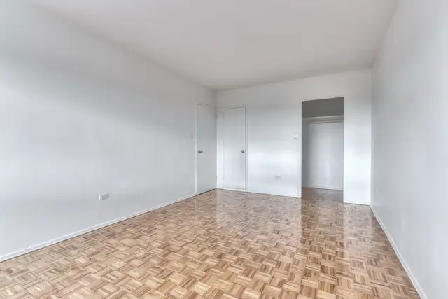 Beautiful  1-Bedroom - metro Cote-Vertu Apartment for Rent - 115 - Photo 4