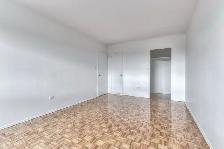 Beautiful  1-Bedroom - metro Cote-Vertu Apartment for Rent - 115 - Photo 4