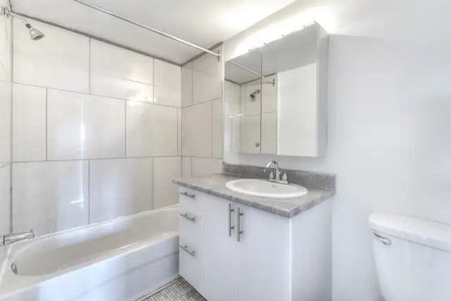 Beautiful  1-Bedroom - metro Cote-Vertu Apartment for Rent - 115 - Photo 5