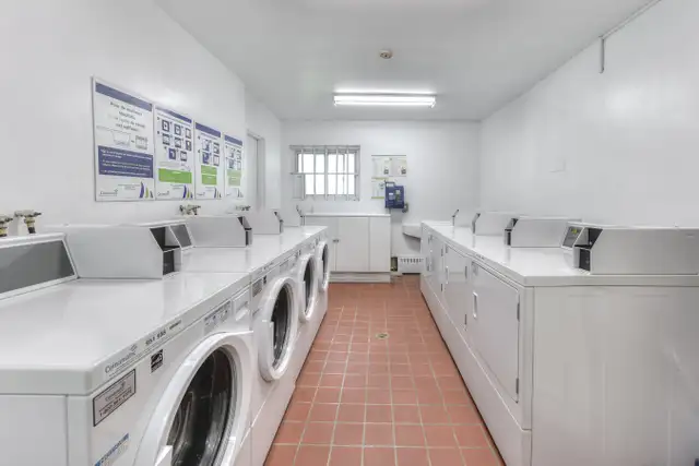 Beautiful  1-Bedroom - metro Cote-Vertu Apartment for Rent - 115 - Photo 8