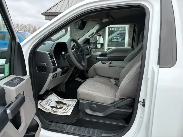 2018 Ford F-550 Reg Cab Cube XLT RWD 6.7L - Clean Title - Photo 13