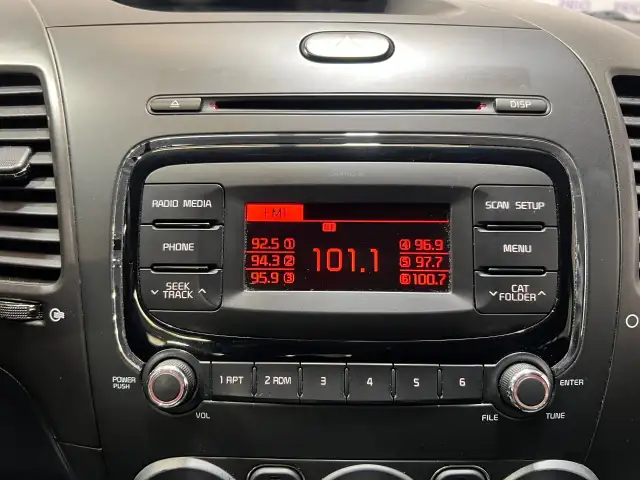 2018 Kia Forte - Photo 26