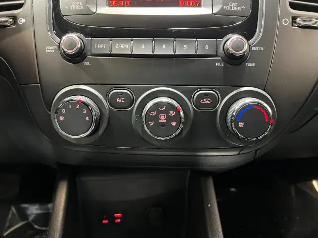 2018 Kia Forte - Photo 27