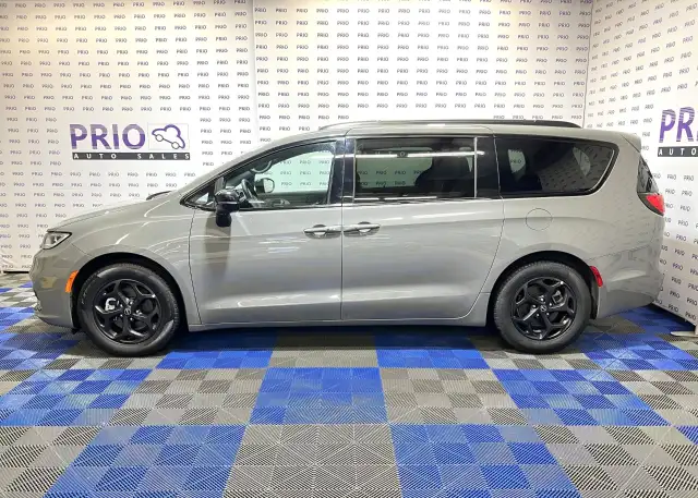 2025 Chrysler Pacifica - Photo 2