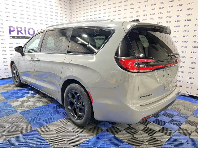 2025 Chrysler Pacifica - Photo 3