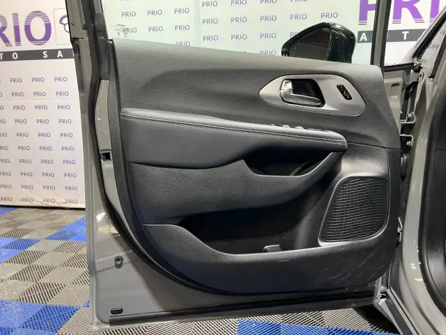 2025 Chrysler Pacifica - Photo 9