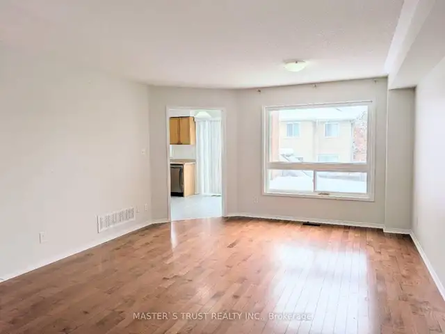 Semi-Detached Town House 2-Storey Home in Newmarket for rent - Photo 2