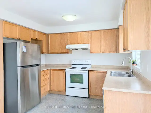 Semi-Detached Town House 2-Storey Home in Newmarket for rent - Photo 4