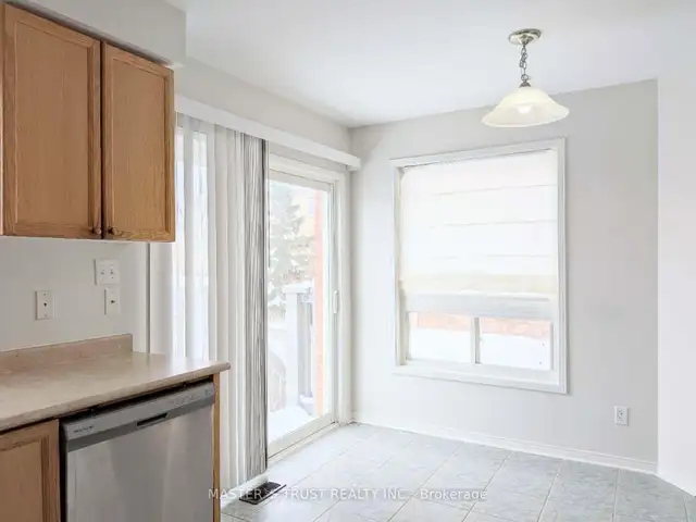 Semi-Detached Town House 2-Storey Home in Newmarket for rent - Photo 5