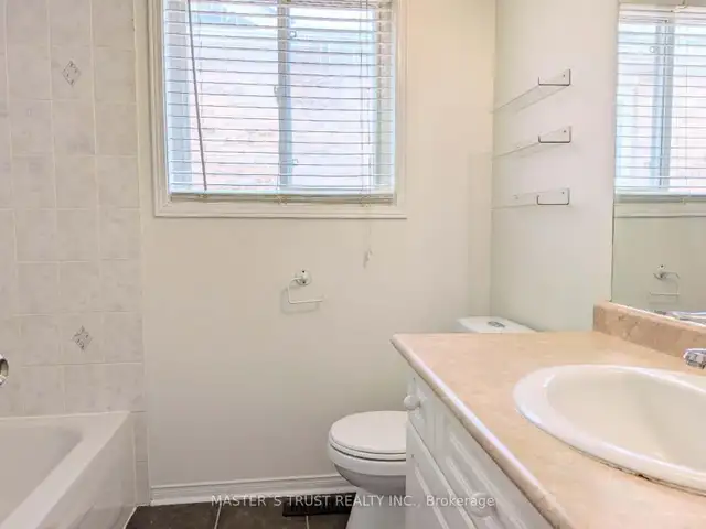 Semi-Detached Town House 2-Storey Home in Newmarket for rent - Photo 6