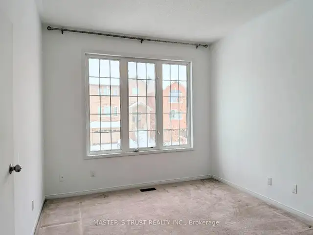 Semi-Detached Town House 2-Storey Home in Newmarket for rent - Photo 9