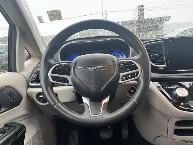 2023 Chrysler Pacifica Touring-L Touring-L | Leather Seats |... - Photo 12