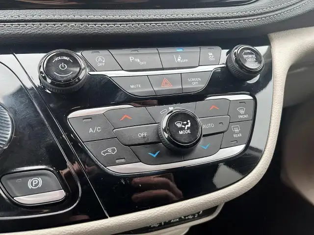 2023 Chrysler Pacifica Touring-L Touring-L | Leather Seats |... - Photo 14