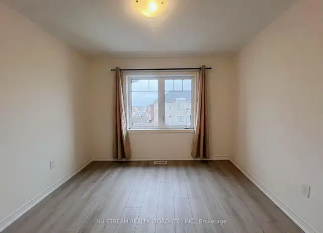 East Gwillimbury 4 1 Bedroom, 3 Bathroom Detached Home For Lease - Photo 2