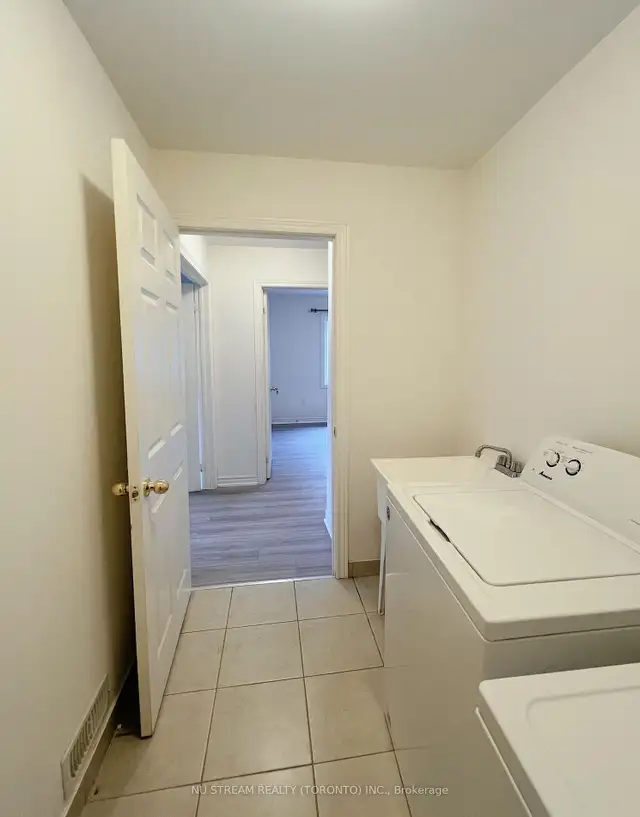 East Gwillimbury 4 1 Bedroom, 3 Bathroom Detached Home For Lease - Photo 4