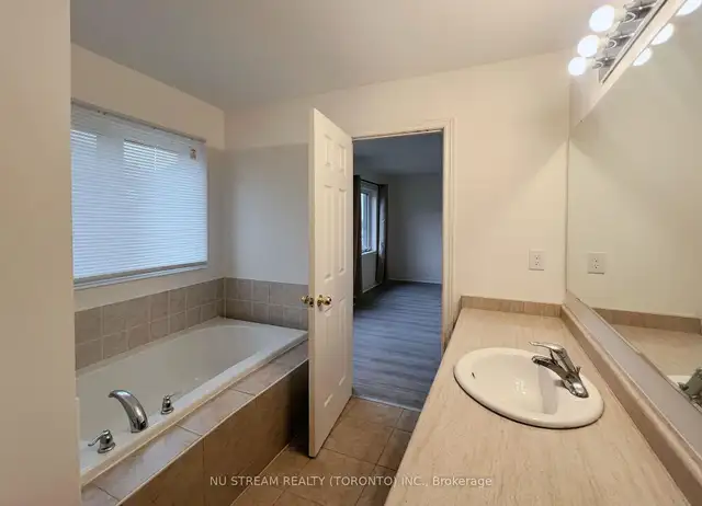 East Gwillimbury 4 1 Bedroom, 3 Bathroom Detached Home For Lease - Photo 7