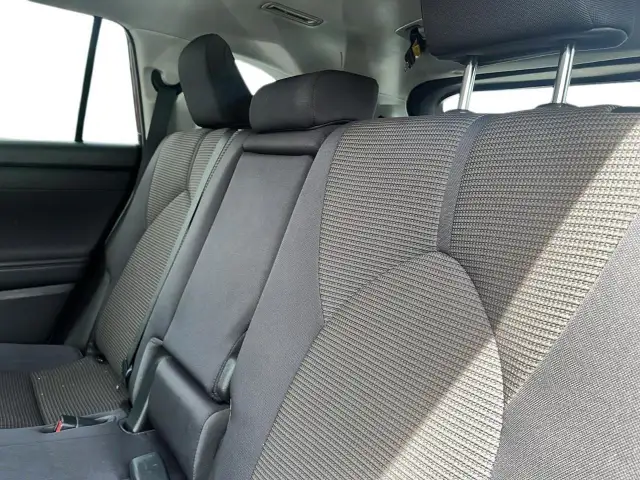 2023 Toyota Highlander LE LE | 8-passenger | Dual Climate Con... - Photo 10