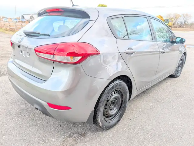 2016 Kia Forte 5-Door 5dr HB Auto EX | Heated seats! | Back-up c - Photo 4