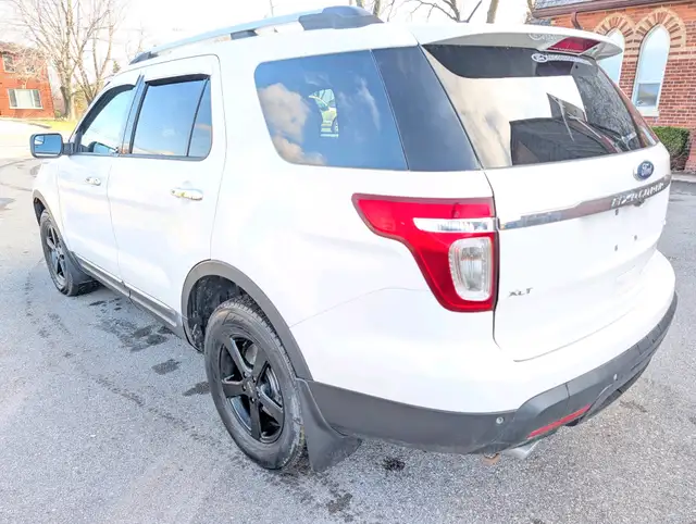 2011 Ford Explorer 4WD 4dr XLT | Sun-roof! | Heated seats! | Cle - Photo 5