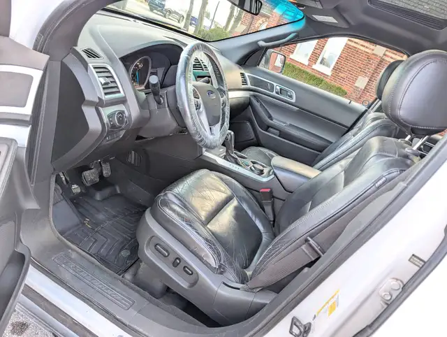2011 Ford Explorer 4WD 4dr XLT | Sun-roof! | Heated seats! | Cle - Photo 6