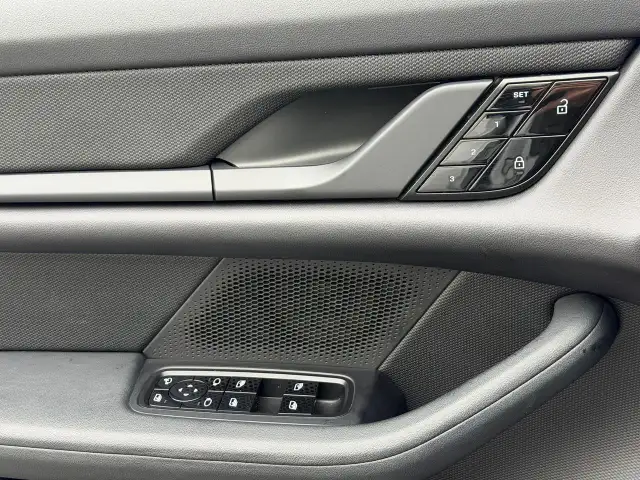 2021 Porsche Taycan Base PREMIUM PACKAGE - Photo 28