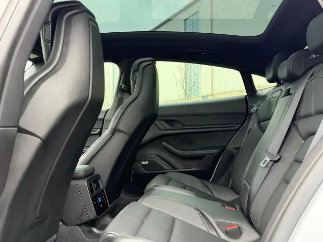 2021 Porsche Taycan Base PREMIUM PACKAGE - Photo 32