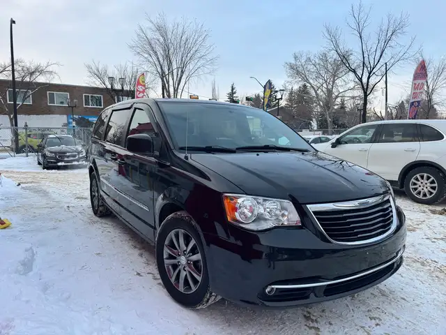 2015 Chrysler Town & Country S - Photo 3