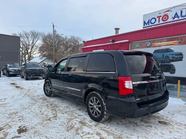 2015 Chrysler Town & Country S - Photo 16