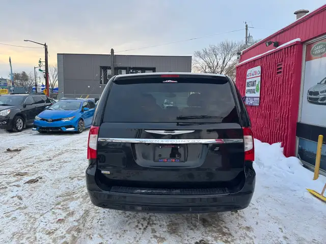 2015 Chrysler Town & Country S - Photo 17