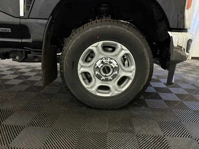 2026 Ford F-350 XLT | DIESEL | 5G MODEM | REMOTE KEYLESS ENTRY - Photo 4
