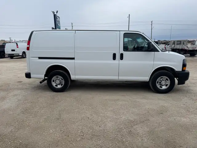 2021 Chevrolet Express - Photo 3