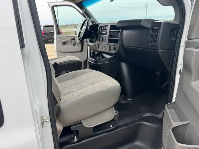 2021 Chevrolet Express - Photo 15