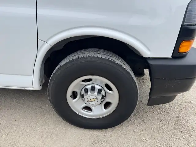 2021 Chevrolet Express - Photo 17