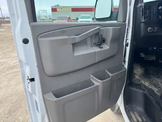 2021 Chevrolet Express - Photo 21
