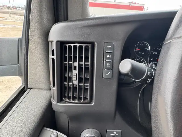 2021 Chevrolet Express - Photo 24